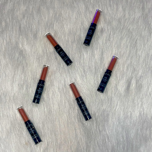 HIGH
VOLTAGE
LIPSTICK - Picture 2 of 5